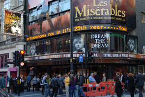 クィーンズ劇場